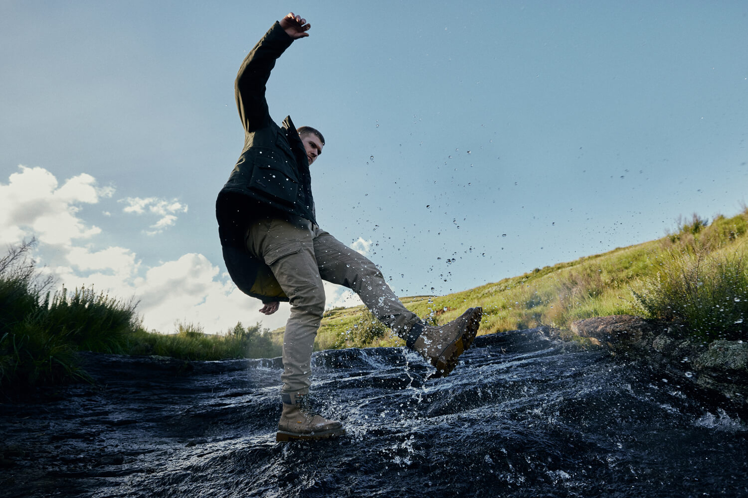 camel active - CAMEL ACTIVE BOOTS: DIE RICHTIGEN BEGLEITER FÜR JEDES ABENTEUER - Mann mit Boots in  Wasserpfütze